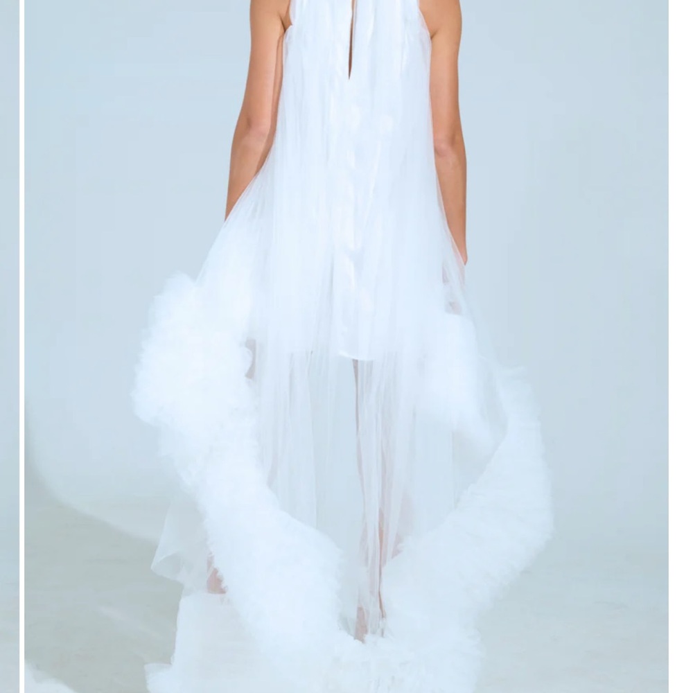 Elegant White Sleeveless Dress - Picture 7 of 7